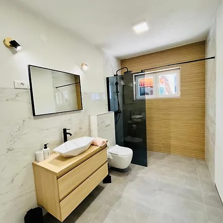 Danica Sunshine Apartment *
