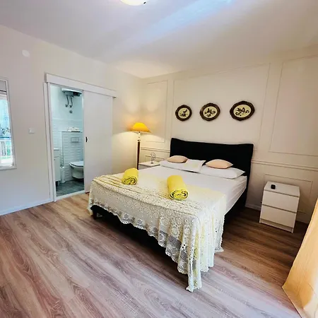 Danica Sunshine Apartment *